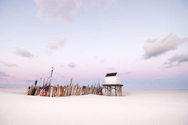 Het Drenkelingenhuisje van Vlieland bij zonsondergang