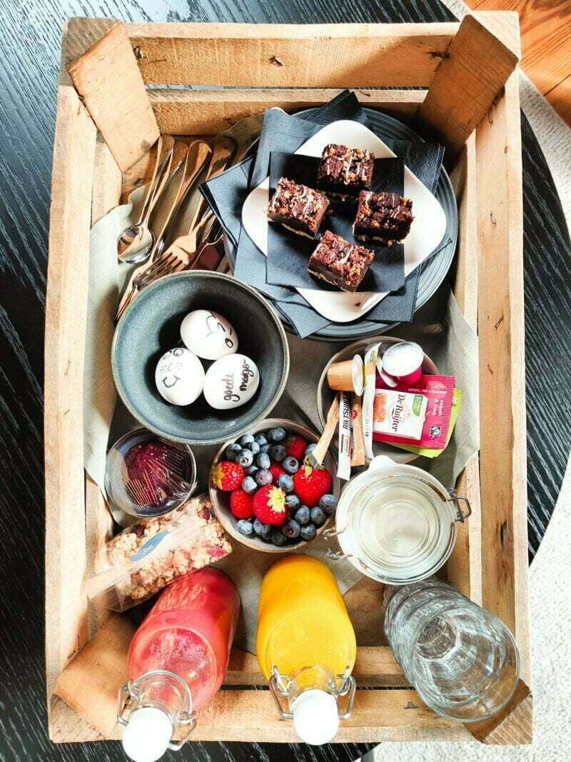 een mand met een uitgebreid vers ontbijt